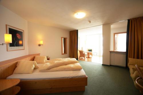 En eller flere senge i et værelse på Hotel Pütia
