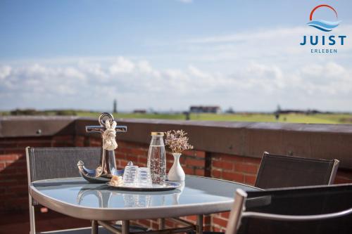 Een tafel met een engeltje erop. bij Pension Marie Luise 254 - Zimmer Jacobsmuschel in Juist