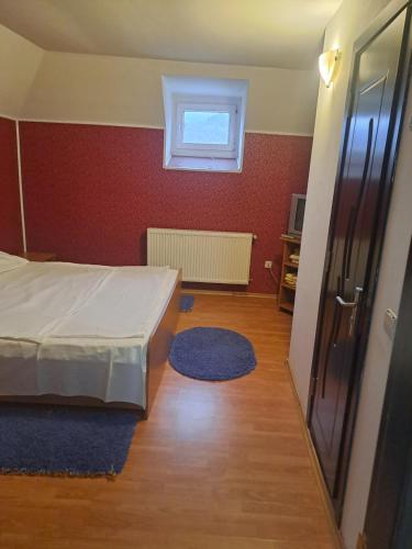 een kleine slaapkamer met een bed en een raam bij Ana Lacramioara Concept in Călimăneşti