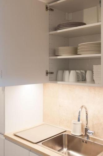 une cuisine avec un évier et un plan de travail dans l'établissement Le Cordelier - Hyper central - Au calme - Wifi, à Évian-les-Bains