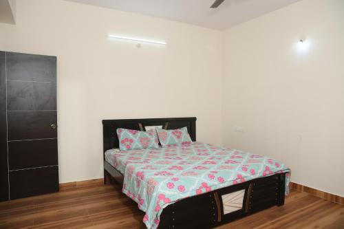 una camera con letto e testiera nera di Mee Homes - Madhapur Fully Furnished 2 BHK Flats a Hyderabad