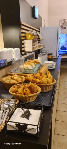 Un buffet con cestas de comida en un mostrador. en Hôtel Restaurant du Lac, en Graulhet