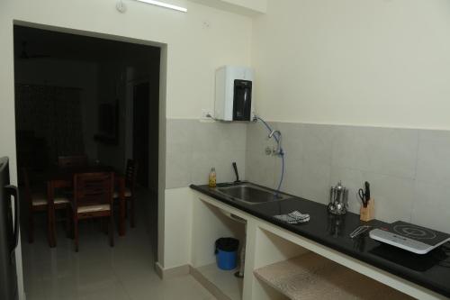 eine Küche mit einer Spüle und einer Arbeitsplatte in der Unterkunft Mee Homes - Madhapur Fully Furnished 2 BHK Flats in Hyderabad