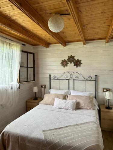a bedroom with a large bed with white sheets at Casa Rural Las Bodegas in Setenil