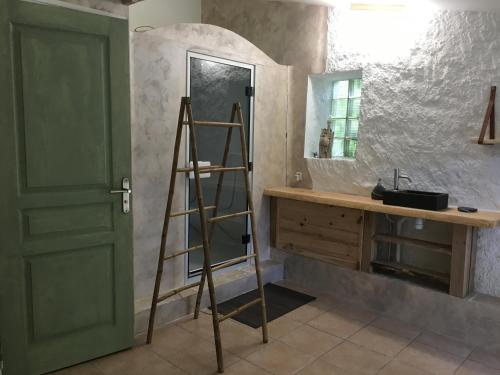 uma escada na casa de banho com um espelho e um lavatório em Le Relais du Gapeau em Solliès-Toucas