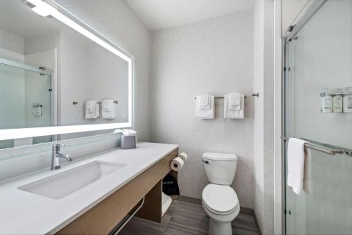 Bilik mandi di Holiday Inn Express La Mesa Near SDSU by IHG