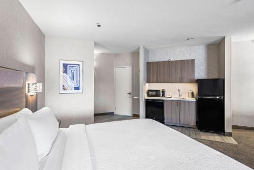Dapur atau dapur kecil di Holiday Inn Express La Mesa Near SDSU by IHG