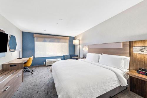 Katil atau katil-katil dalam bilik di Holiday Inn Express La Mesa Near SDSU by IHG