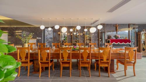 une salle à manger avec une grande table et des chaises en bois dans l'établissement Promotion Early Booker, Thanh Vân Villa 6 Bedrooms, Pool, BBQ, Karaoke & Sauna, à Nha Trang