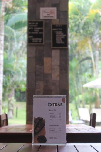 een bord bovenop een tafel bij The Sandpiper in St Lucia