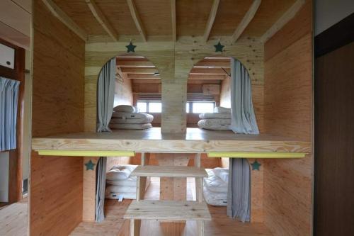 尾道的住宿－Guest House Gamigami，树屋里的一个房间,里面放桌子