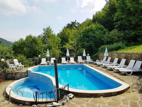 Family Hotel Chiflik Hillsの敷地内または近くにあるプール