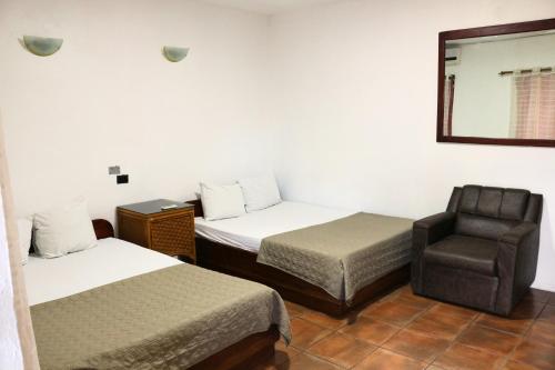 Een bed of bedden in een kamer bij Coconut Beach House