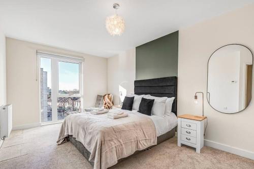 A bed or beds in a room at Luxury balcony in Colindale