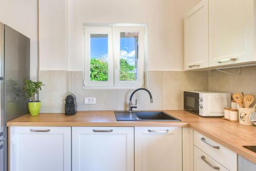 Η κουζίνα ή μικρή κουζίνα στο Crassula Summer Villa with Private Pool