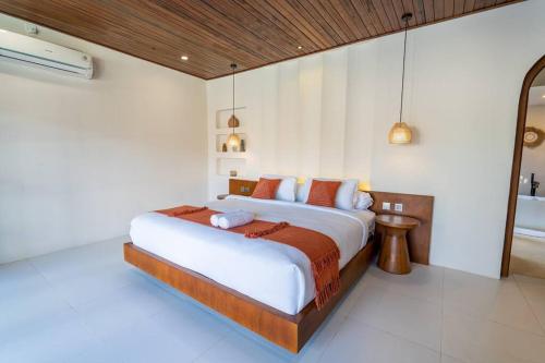 Un dormitorio con una cama grande en una habitación. en Green Jimbaran Bay Villa II, en Jimbaran