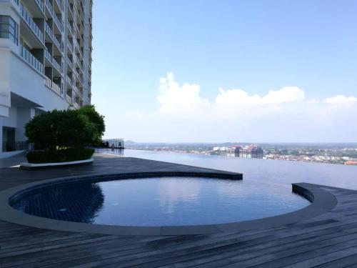 uma piscina ao lado de um edifício em Attic Home Melaka Silverscape Residence & Jonker em Malaca