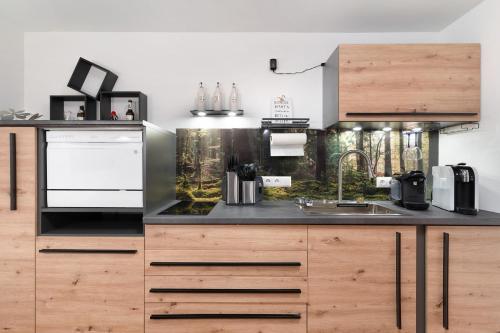 eine Küche mit einer Spüle und einer Theke in der Unterkunft Schwarzwald Chalet Achern in Achern