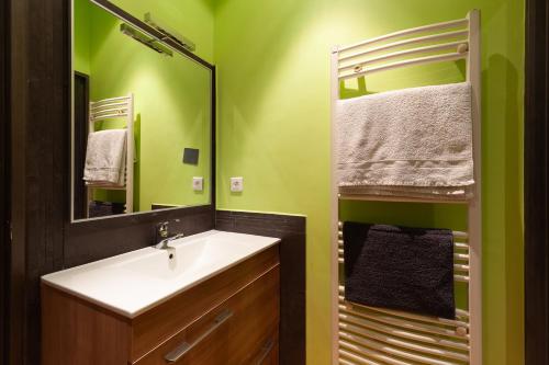 un bagno con lavandino e specchio di Les Mats du port - appt climatisé a Marsiglia