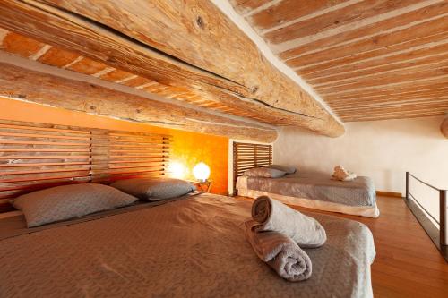 una camera da letto con due letti e soffitto in legno di Les Mats du port - appt climatisé a Marsiglia