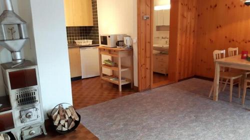um quarto com uma cozinha com uma mesa e um fogão em Gemütliche Chaletwohnung in Ernen em Ernen