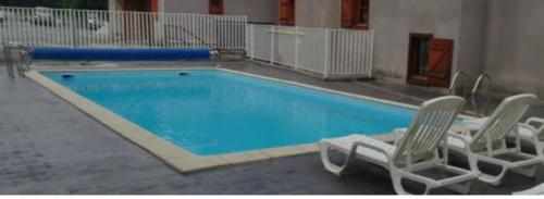 basen z 2 leżakami i basen w obiekcie Appartement les chalets d estives w mieście Cauterets