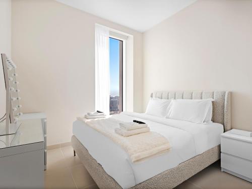 Una cama o camas en una habitación de Spacious 3BDR Plus Guest Room in Creek Harbour