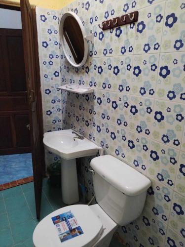 ein Bad mit einem WC und einem Waschbecken in der Unterkunft Phanh Tha Sone House in Luang Prabang