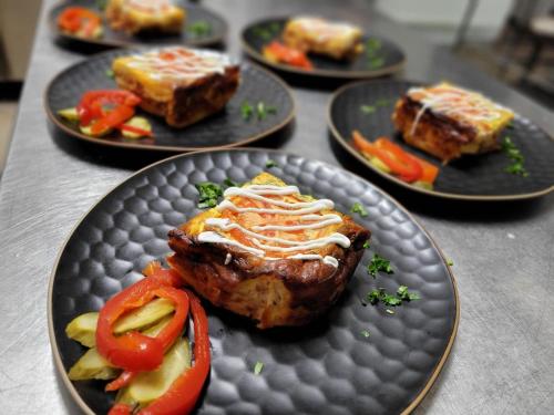 Makanan di atau berdekatan rumah tamu ini