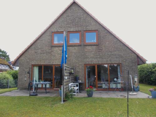 a house with a flag in front of it at Ruthenberg in Kronsgaard- gemütliche Ferienwohnungen, 1700m vom Ostseestrand entfernt in Kronsgaard