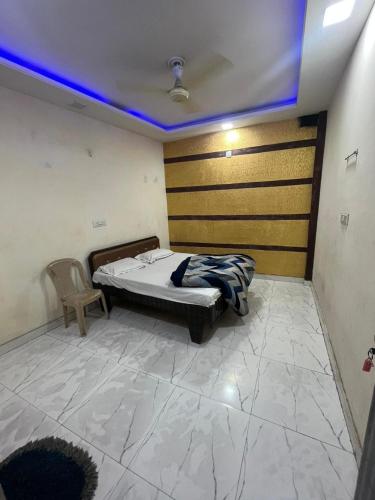 a bedroom with a bed and a blue ceiling at SHRI GANPATI GUEST HOUSE in Amritsar