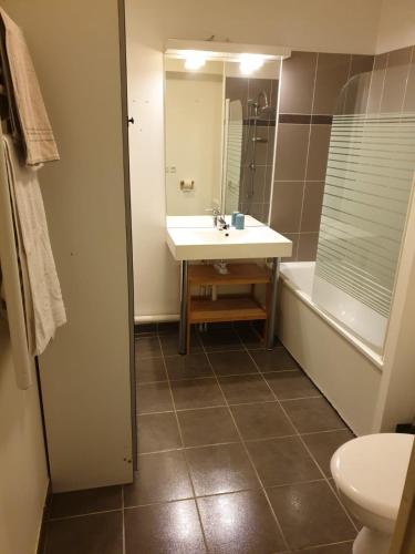 une salle de bain avec un lavabo, des toilettes et une baignoire dans l'établissement Studio proche rer e, à Rosny-sous-Bois