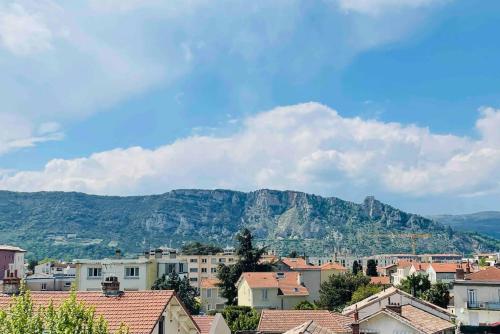 uma vista para uma cidade com montanhas ao fundo em Agréable T3 - 70m2 avec petite terrasse em Granges-lès-Valence