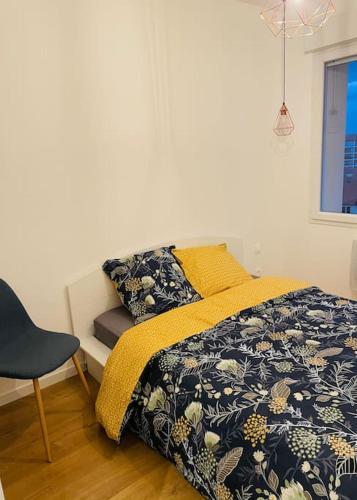 une chambre avec un lit, une chaise et une fenêtre dans l'établissement Agréable T3 - 70m2 avec petite terrasse, à Granges-lès-Valence