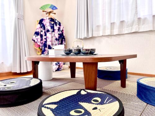 a coffee table with two bowls on top of a rug at 吉吉の家 in Tokyo