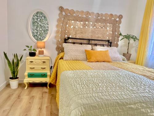 a bedroom with a bed with a wooden headboard at In Love Zamora 3 habitaciones in Zamora