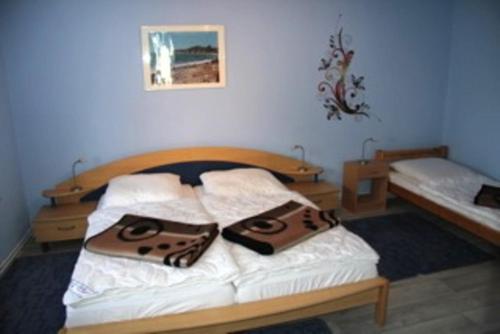 ein Schlafzimmer mit einem Bett mit zwei Kissen darauf in der Unterkunft Bungalow mit Terrasse in Glowe
