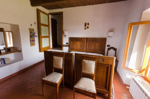 ファエンツァにあるAgriturismo Ca'de'Gattiの椅子2脚、カウンター、窓が備わる客室です。