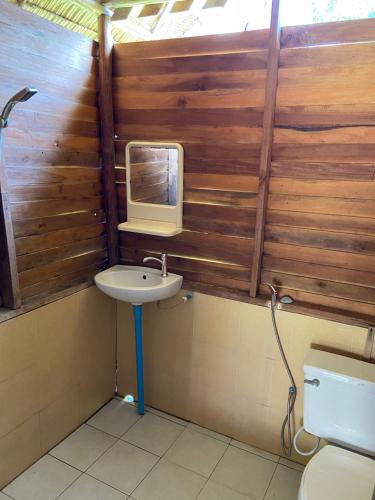 Bathroom sa Lanta Marina Resort By Mam&Mod