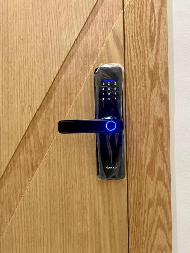 a black door handle on a wooden door at Élégance en 40 mètres Nouaceur in Nouaceur
