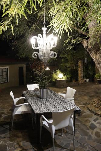 Κήπος έξω από το ENCHANTING SELF-CATERING VILLA with QUEEN BED AT BOKMAKIERIE VILLAS