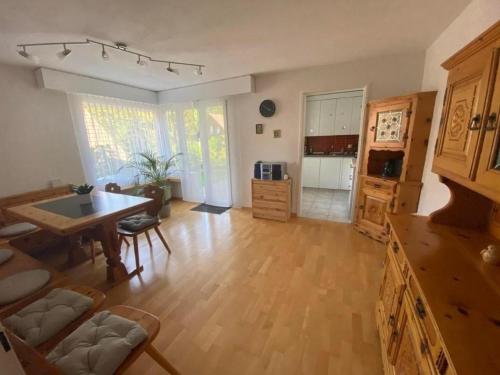 uma grande sala de estar com uma mesa e uma cozinha em Ruhige 3 Zimmer - Ferienwohnung in der Rüti mit traumhafter Aussicht em Herisau
