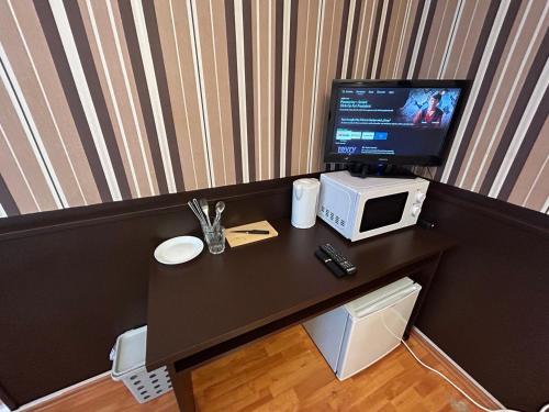 a desk with a microwave and a computer on it at WestEnd#104 in Frankfurt