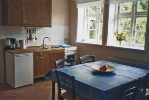 una cocina con una mesa con un plato de fruta. en Ferienwohnung Rügen in Putgarten, en Putgarten