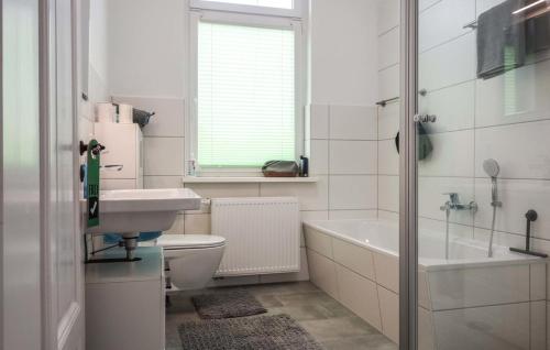 y baño con lavabo, aseo y bañera. en Zur Ziegenmühle, en Lehrte