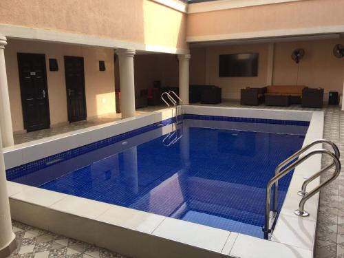 uma piscina num quarto de hotel com em VIEWPOINT HOTEL AND SUITES em Benin City