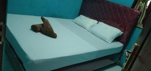 Voodi või voodid majutusasutuse Raja Ampat Sandy Guesthouse toas