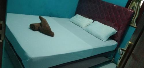 Postel nebo postele na pokoji v ubytování Raja Ampat Sandy Guesthouse