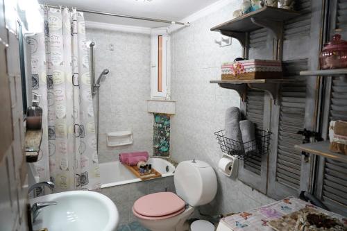 a bathroom with a pink toilet and a sink at ΩκεανιςHouse 1 in Preveza