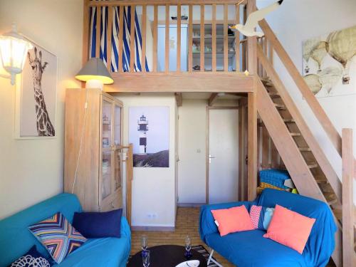 - un salon avec un canapé bleu et un escalier dans l'établissement Saint Palais sur Mer - MAISON MITOYENNE de VACANCES - VILLAS de CORDOUAN, à Puyraveau